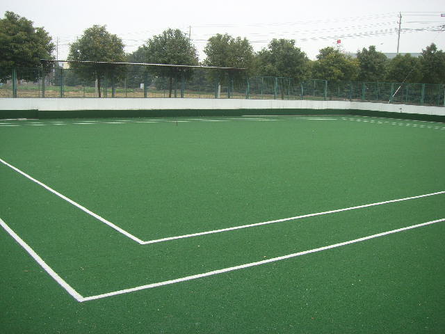 人造草坪使用在网球场内